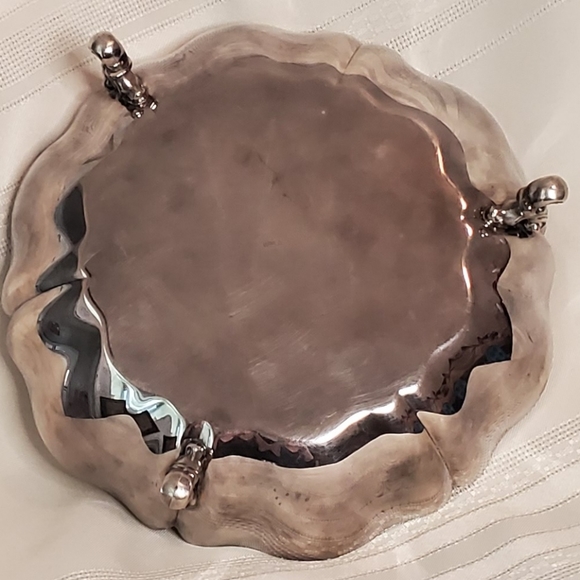 Silver-plated Chippendale Wm A Rogers footed dish 8 1/2" across 2" H - Picture 7 of 9